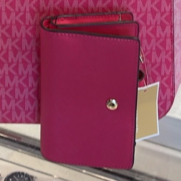 MICHAEL KORS
Medium Crossgrain Leather Wallet
Electric Pink
NWT - Picture 5 of 16